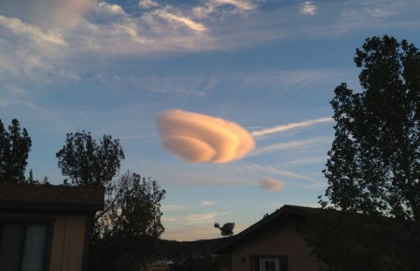 Mushroom-shaped lenticular cloud